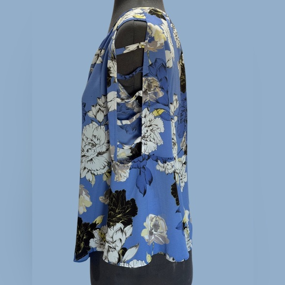 Jennifer Lopez Bell Sleeve Blue Floral Blouse Size XS - Picture 2 of 6